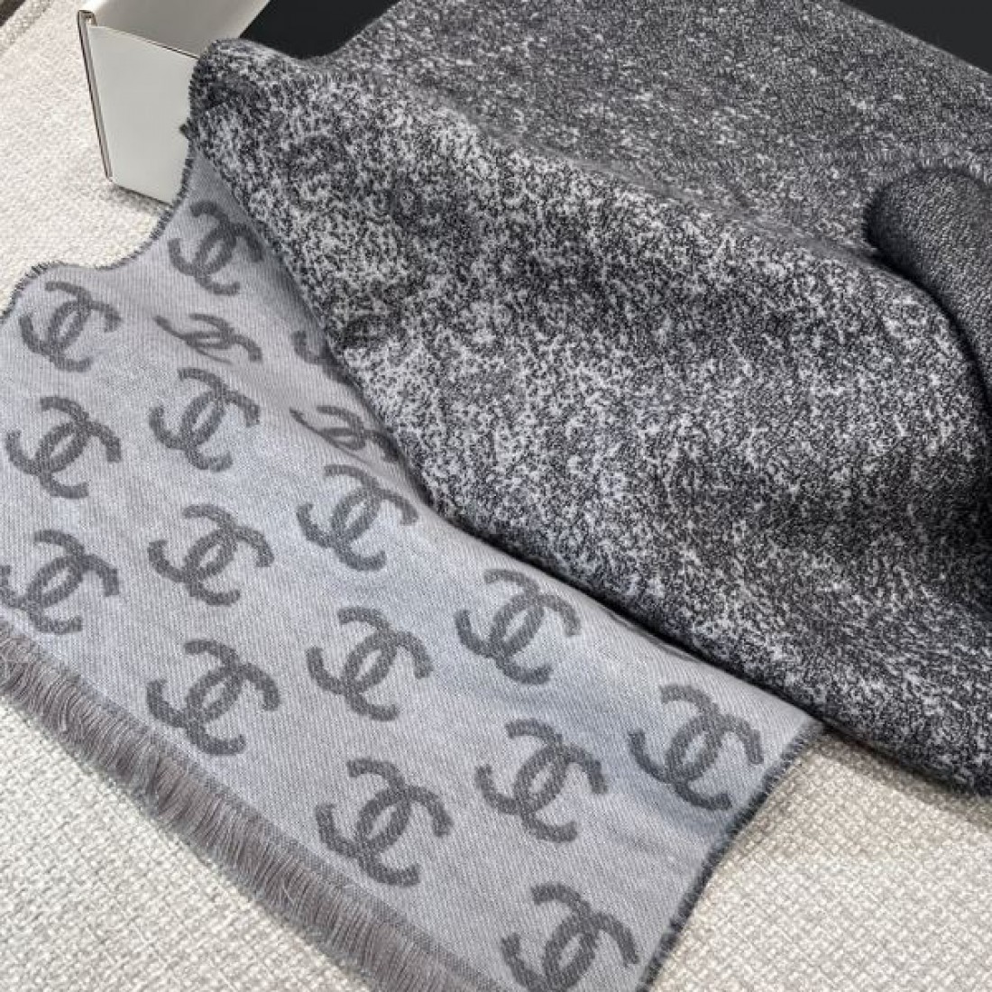 カジュアル 高級感 CHANEL シャネル コピー マフラー グレー系ミックスカラー ココロゴデザイン フリンジディテール 厚手素材 暖かい着用感 冬必須アイテム
