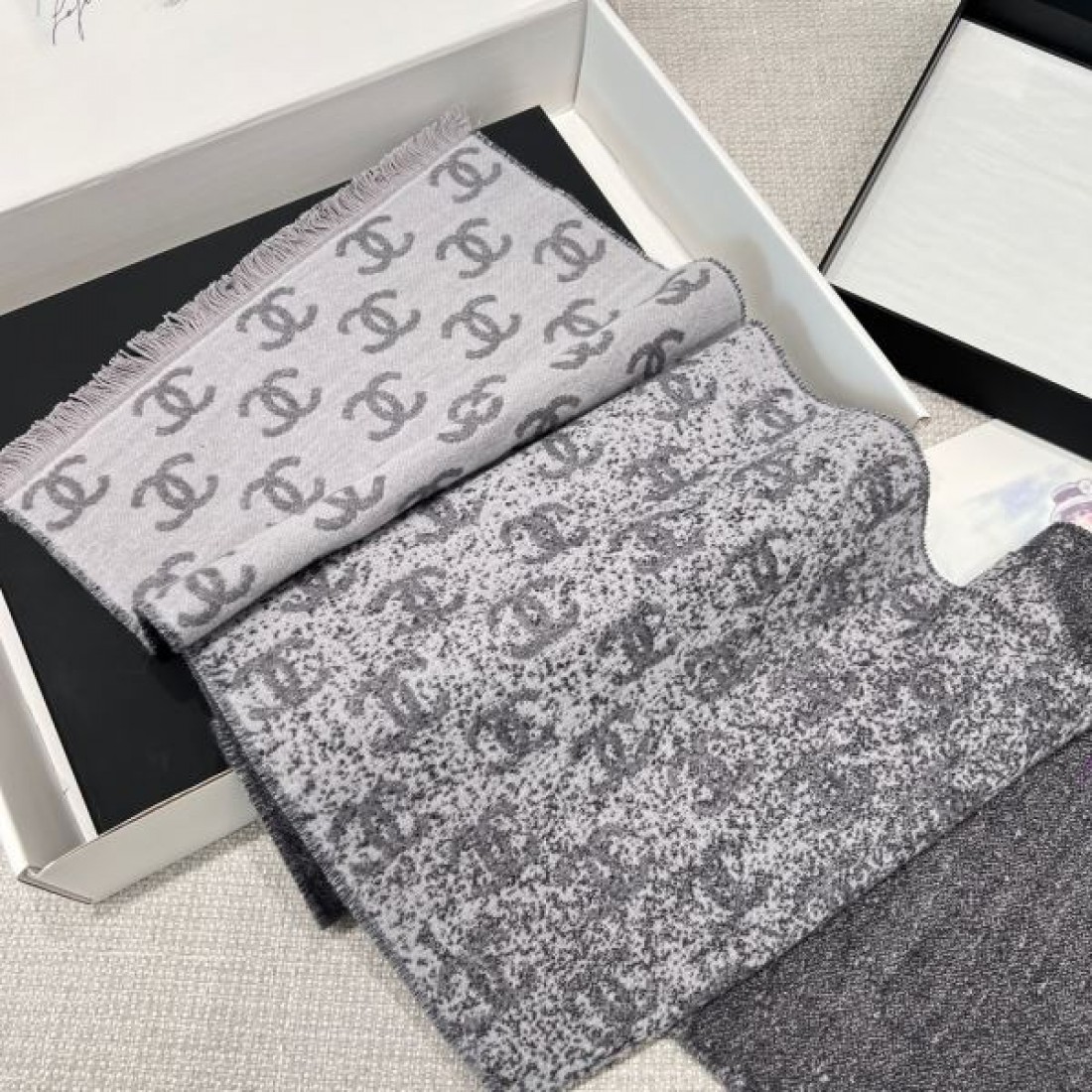 カジュアル 高級感 CHANEL シャネル コピー マフラー グレー系ミックスカラー ココロゴデザイン フリンジディテール 厚手素材 暖かい着用感 冬必須アイテム