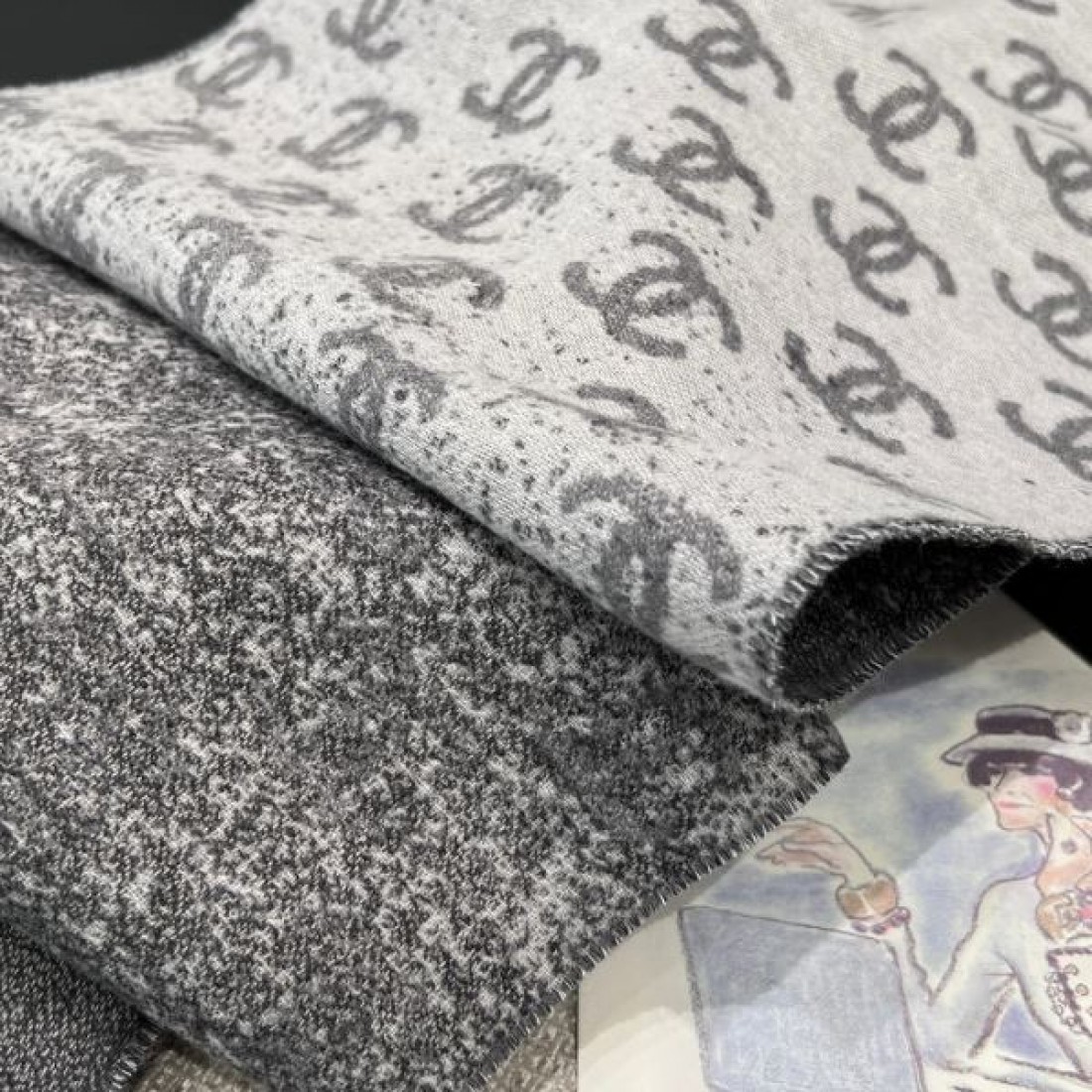 カジュアル 高級感 CHANEL シャネル コピー マフラー グレー系ミックスカラー ココロゴデザイン フリンジディテール 厚手素材 暖かい着用感 冬必須アイテム