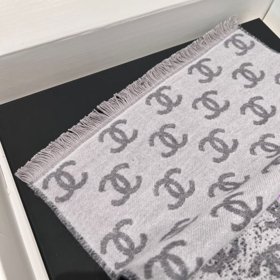 カジュアル 高級感 CHANEL シャネル コピー マフラー グレー系ミックスカラー ココロゴデザイン フリンジディテール 厚手素材 暖かい着用感 冬必須アイテム