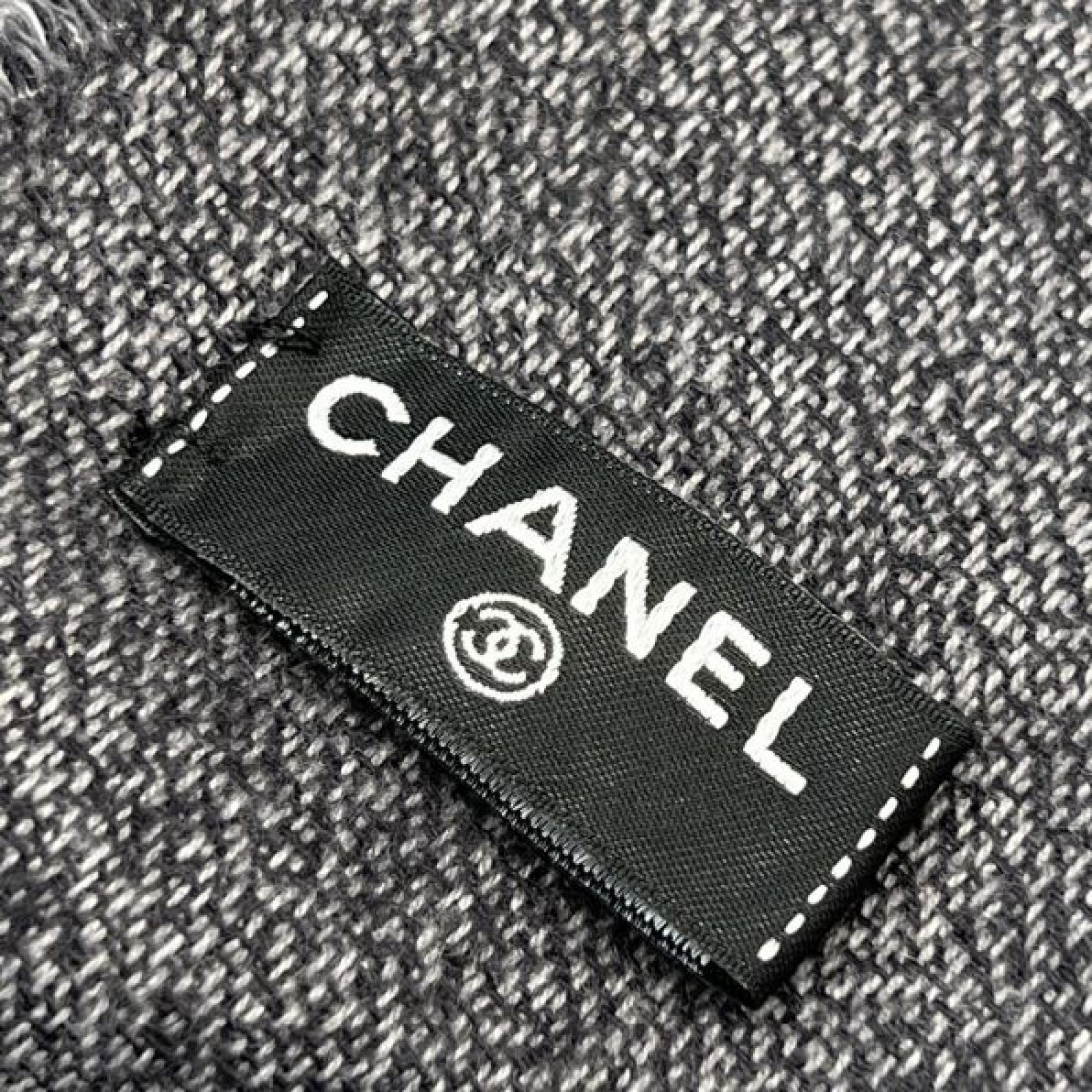 カジュアル 高級感 CHANEL シャネル コピー マフラー グレー系ミックスカラー ココロゴデザイン フリンジディテール 厚手素材 暖かい着用感 冬必須アイテム