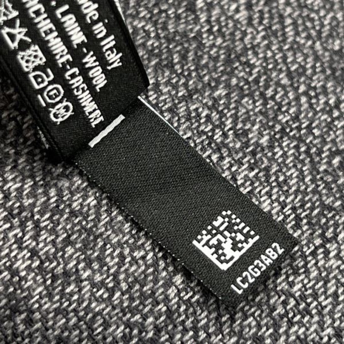 カジュアル 高級感 CHANEL シャネル コピー マフラー グレー系ミックスカラー ココロゴデザイン フリンジディテール 厚手素材 暖かい着用感 冬必須アイテム