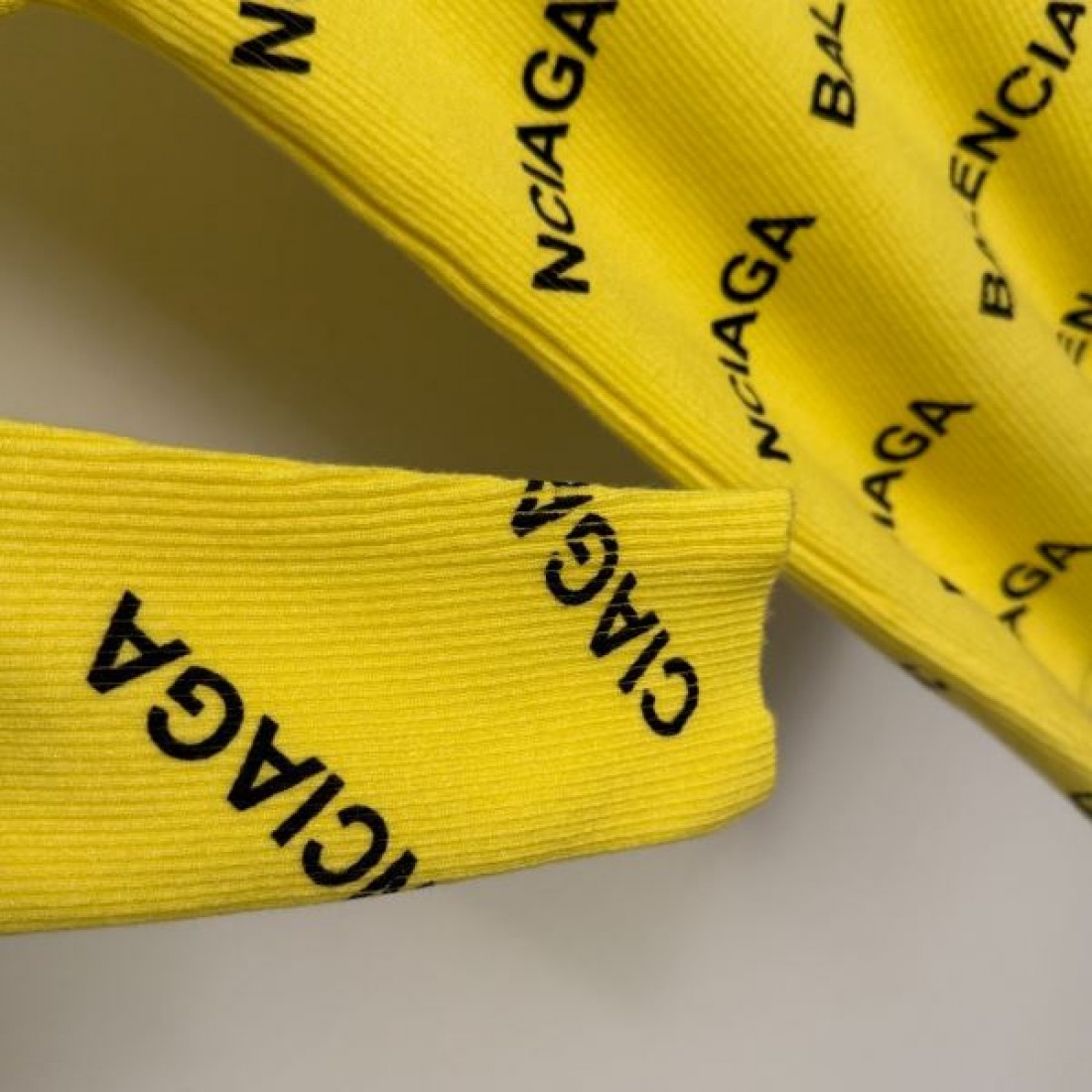 トレンド おしゃれ BALENCIAGA バレンシアガ コピー ニットベスト 柔らか素材 快適