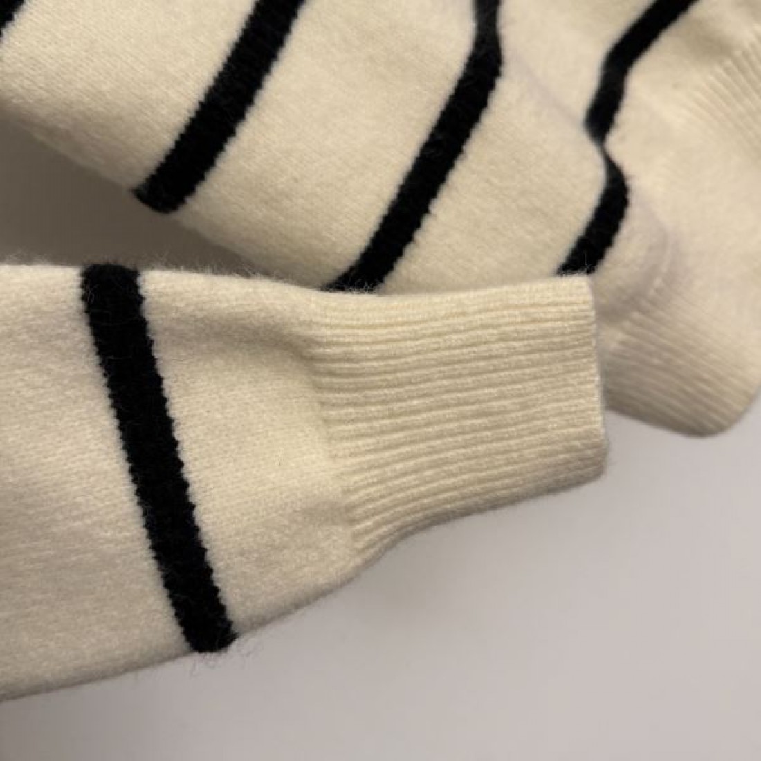 上品 洗練 CELINE セリーヌ コピー 長袖ニット 柔らか素材 着心地快適