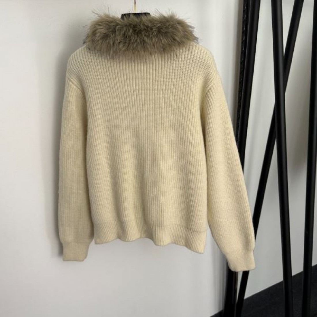 柔らかい 上質感 フェミニン LOEWE ロエベ コピー ニットカーディガン 着心地良し