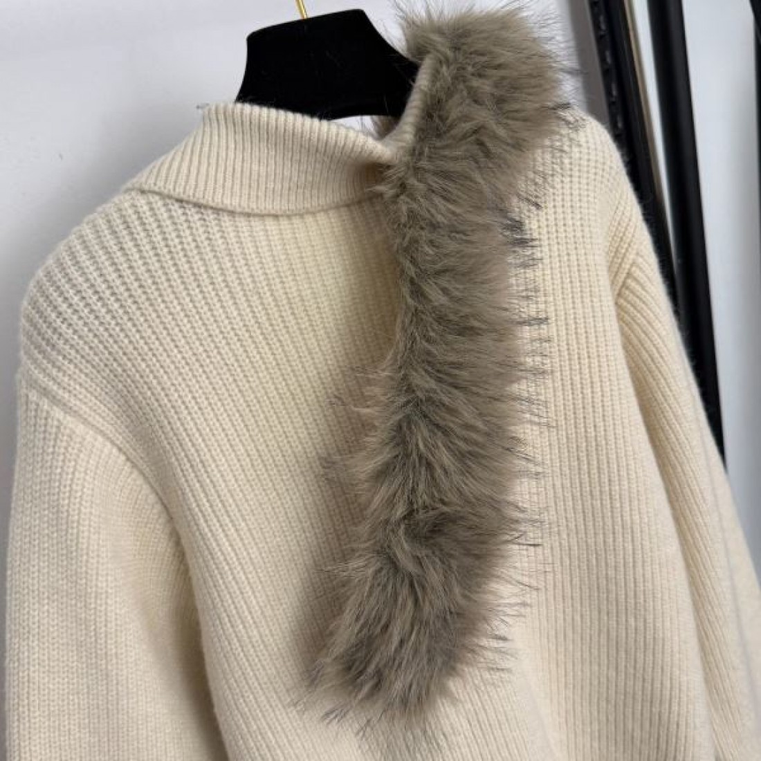 柔らかい 上質感 フェミニン LOEWE ロエベ コピー ニットカーディガン 着心地良し