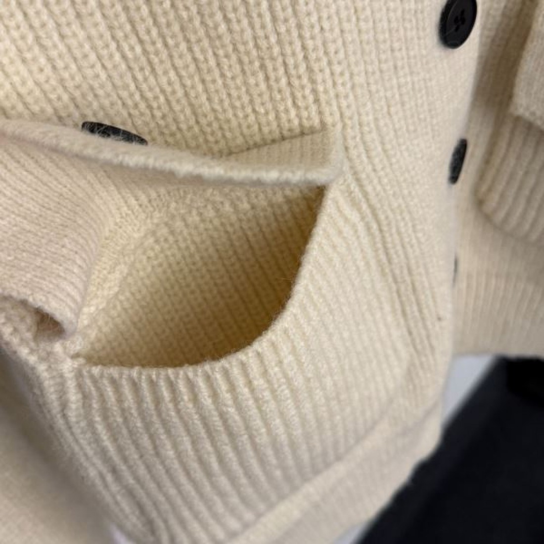 柔らかい 上質感 フェミニン LOEWE ロエベ コピー ニットカーディガン 着心地良し