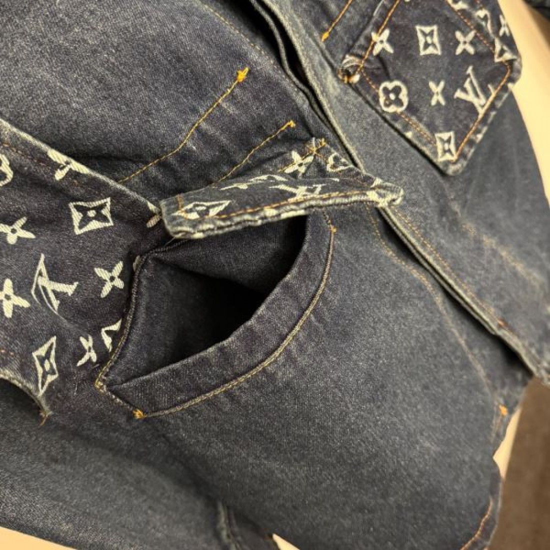 ラグジュアリー クール 存在感 LOUIS VUITTON ルイヴィトン コピー デニムジャケット