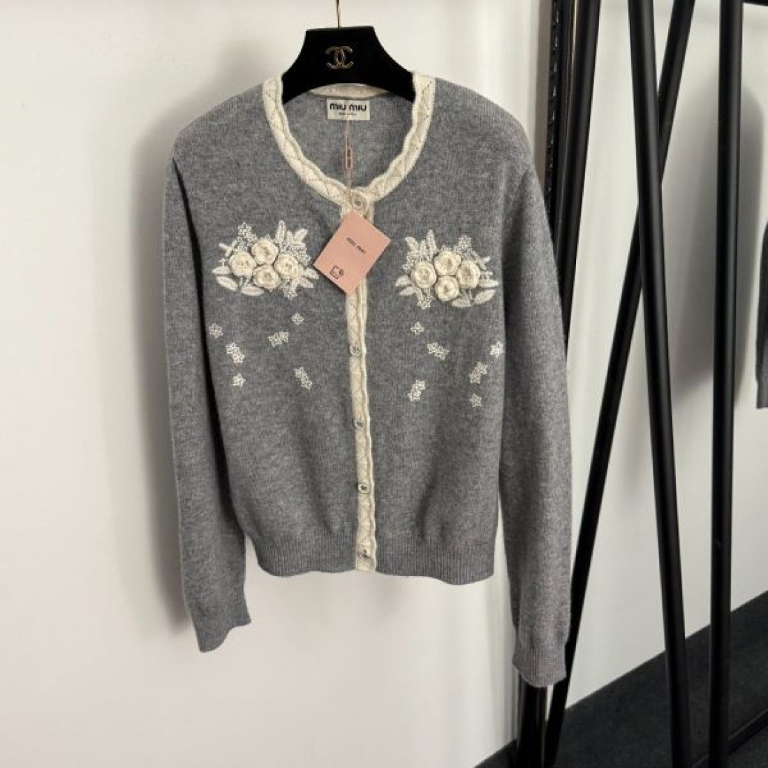 ナチュラル 軽やか 女性的 MIU MIU ミュウミュウ コピー ニットカーディガン 着心地良し