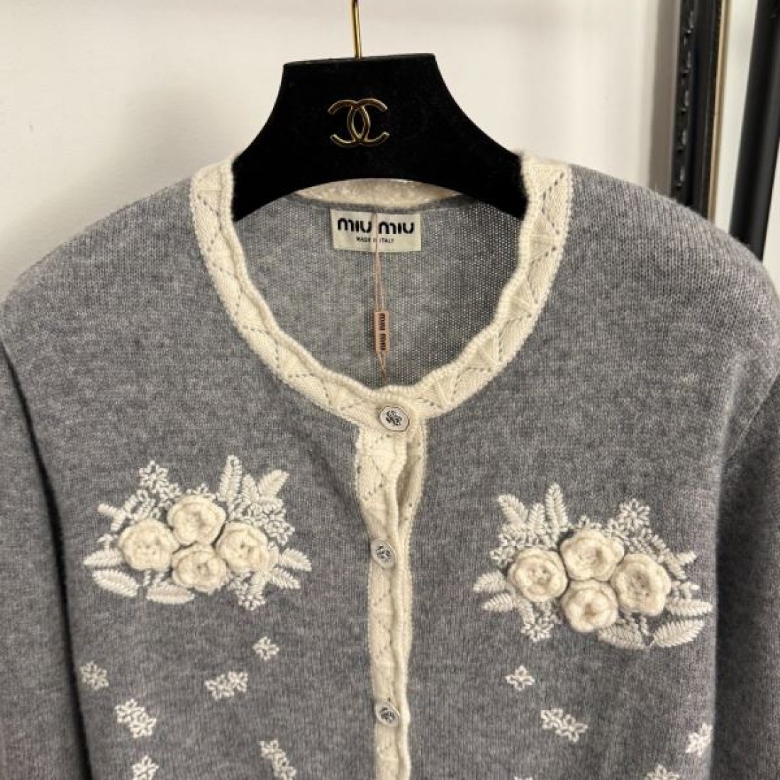 ナチュラル 軽やか 女性的 MIU MIU ミュウミュウ コピー ニットカーディガン 着心地良し