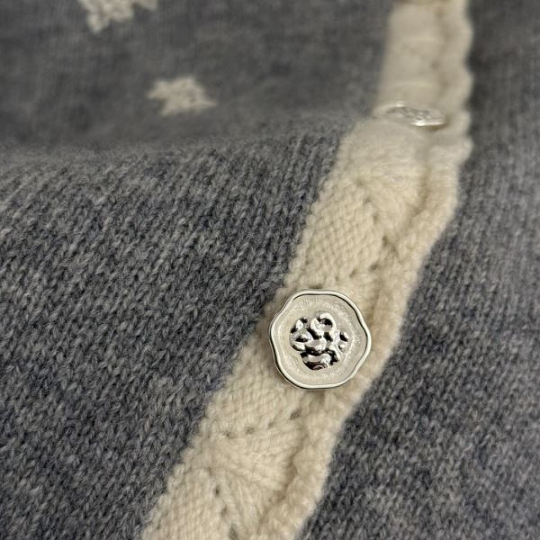 ナチュラル 軽やか 女性的 MIU MIU ミュウミュウ コピー ニットカーディガン 着心地良し