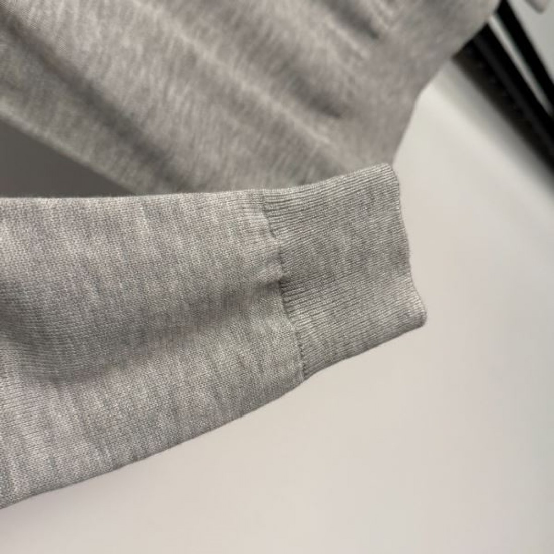 柔らかい 上質感 可憐 MIU MIU ミュウミュウ コピー ニット 定番 おしゃれ