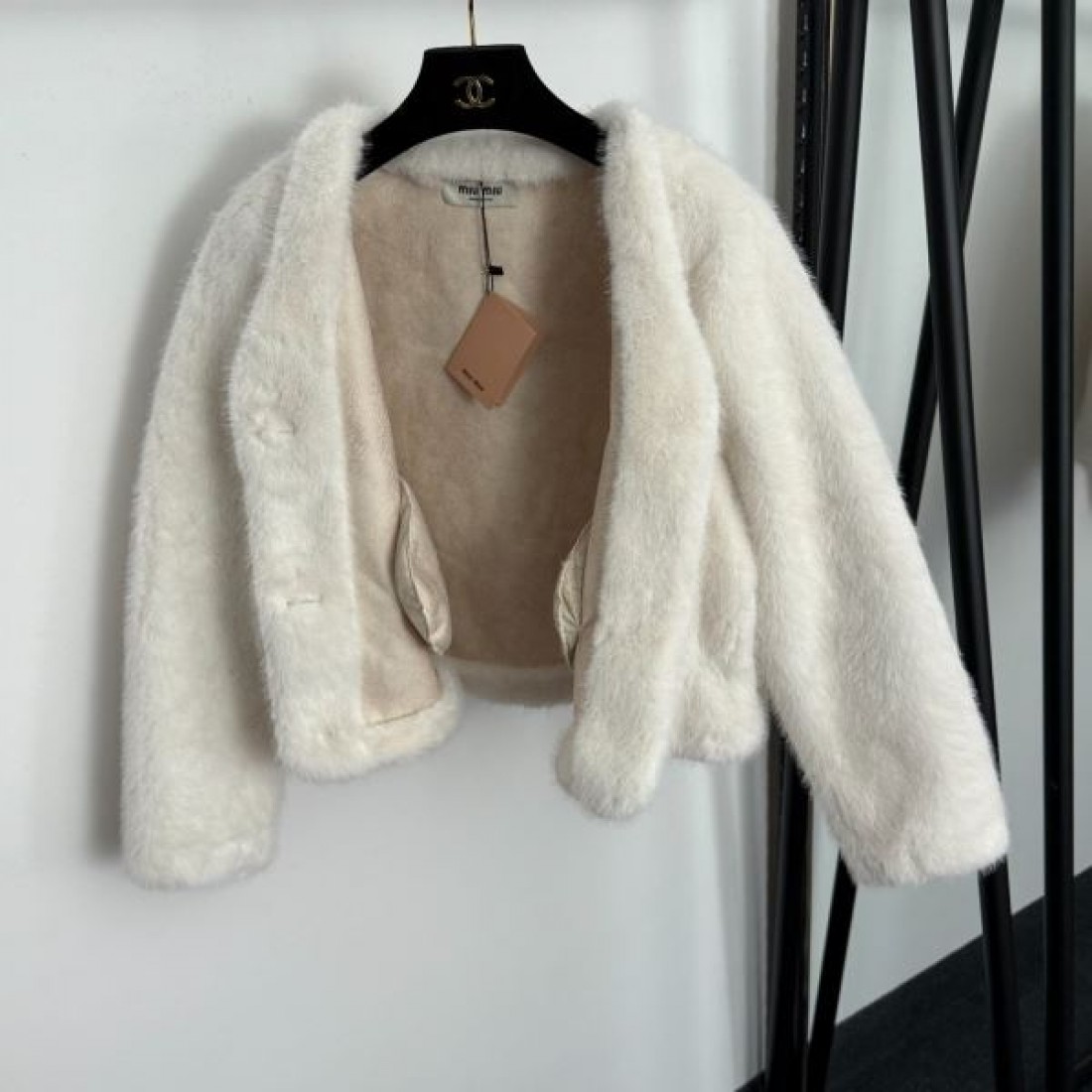 トレンド 軽やか 洗練 MIU MIU ミュウミュウ コピー アウター 華やか スタイリッシュ