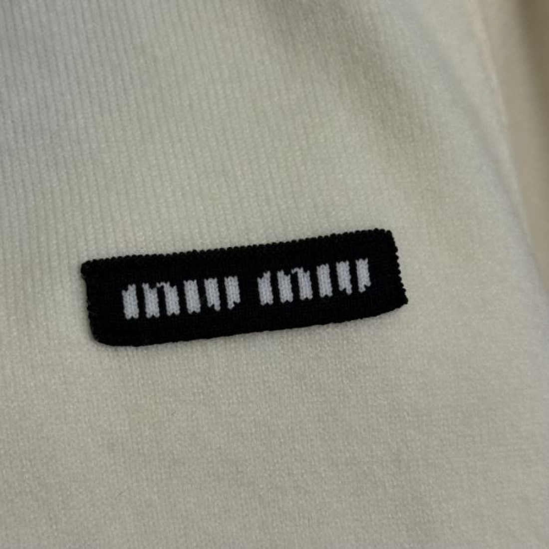 ナチュラル 上品 女性的 MIU MIU ミュウミュウ コピー ニット 落ち着き 洗練