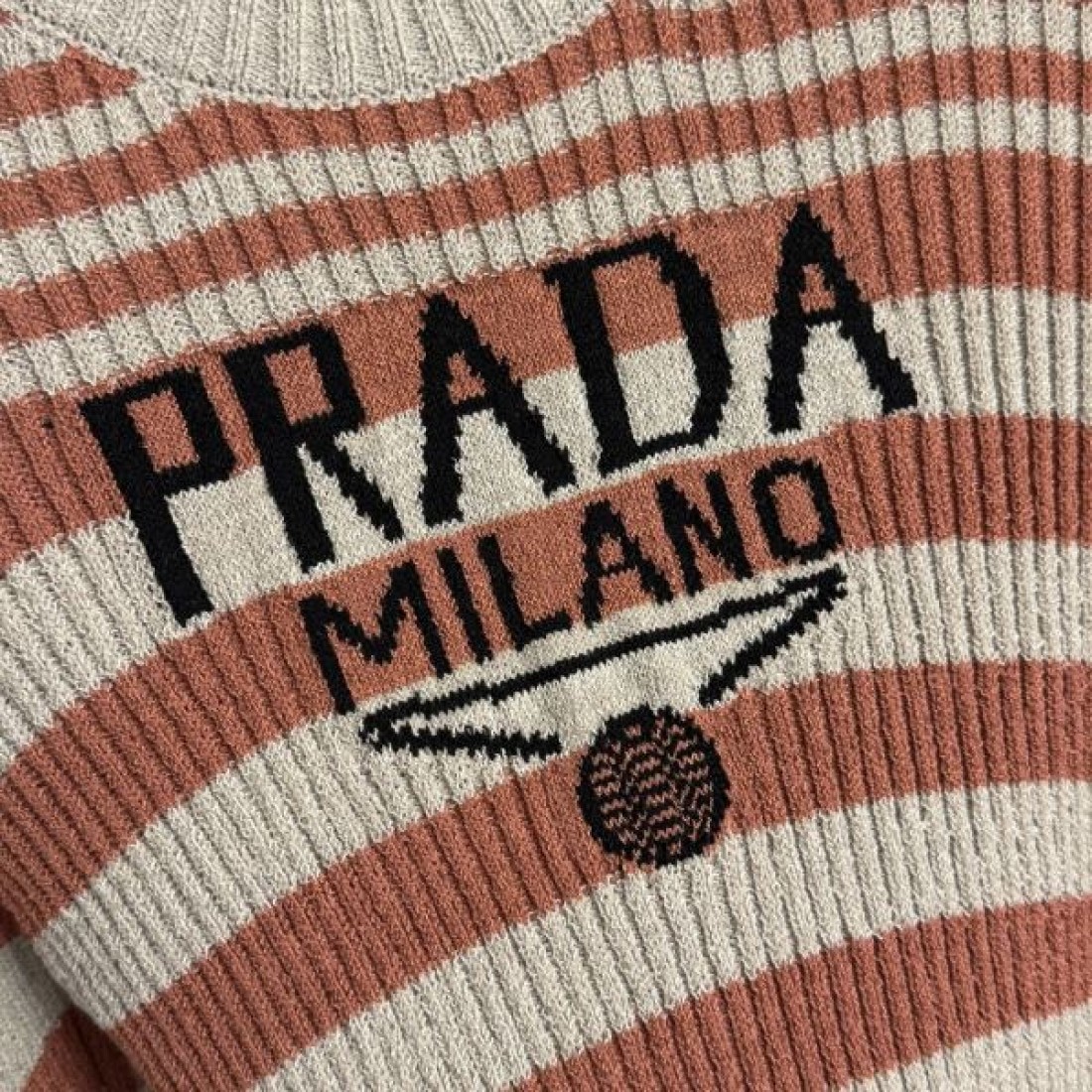 モダン 高級感 洗練 PRADA プラダ コピー ニット 上質 大人向け 定番