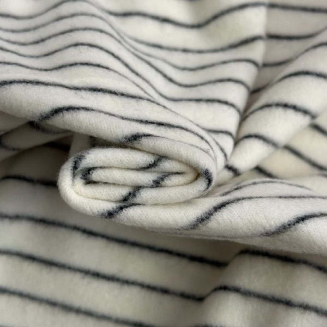 エレガント 高級感 洗練 YSL イヴサンローラン コピー ニット きれいめ 女性的