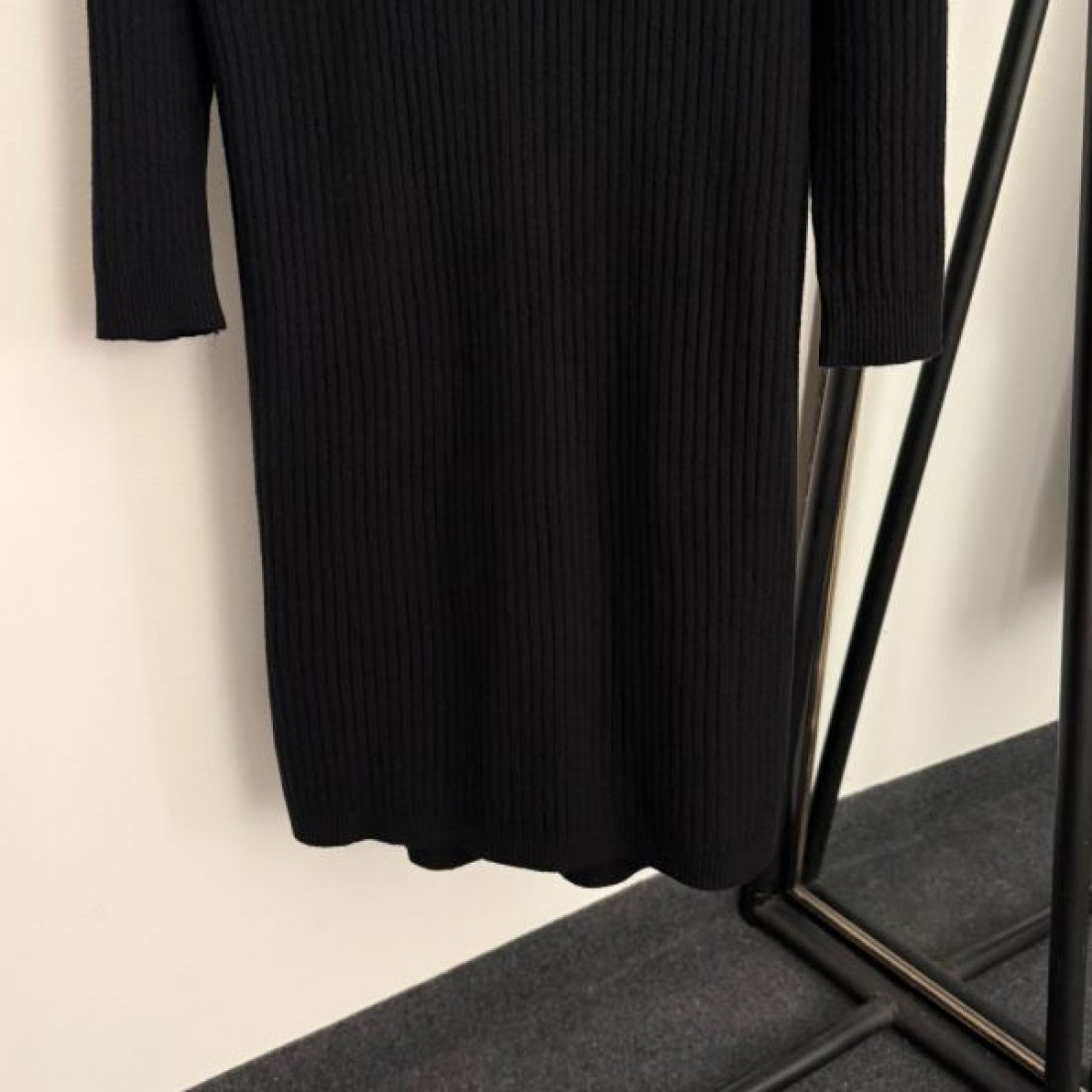 ナチュラル 上質 女性的 LOEWE ロエベ コピー ワンピース 落ち着き 大人向け