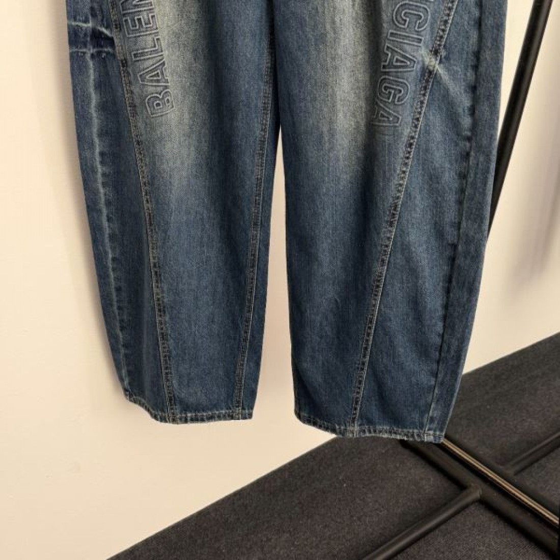 トレンド 前衛的 モード BALENCIAGA バレンシアガ コピー パンツ 存在感 主役級