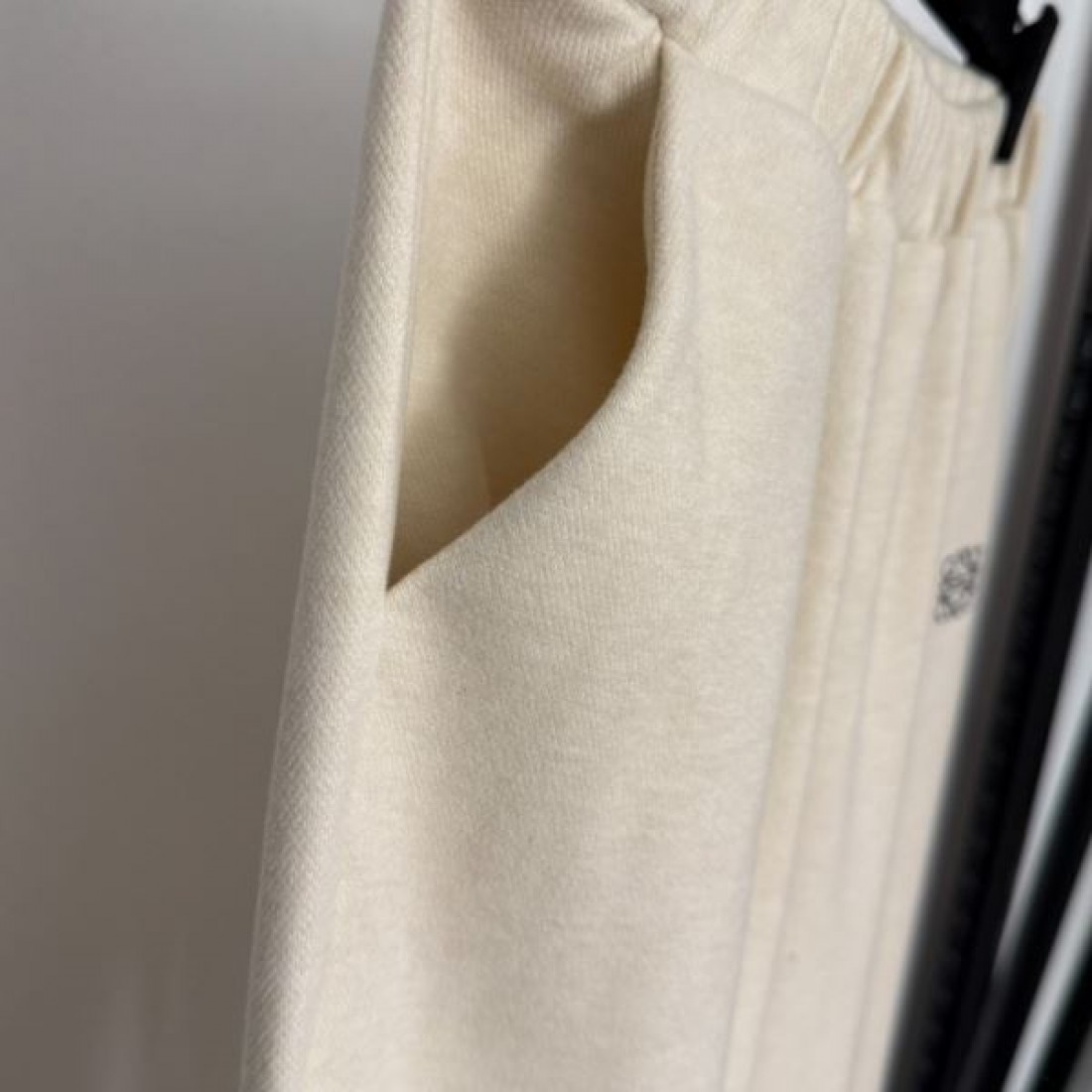 都会的 シンプル 高評価 LOEWE ロエベ コピー パンツ 上品 落ち着き 定評