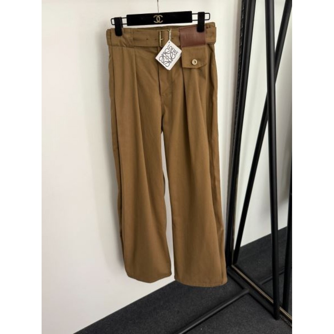 落ち着き ナチュラル 上質 LOEWE ロエベ コピー パンツ 大人向け 洗練 定番