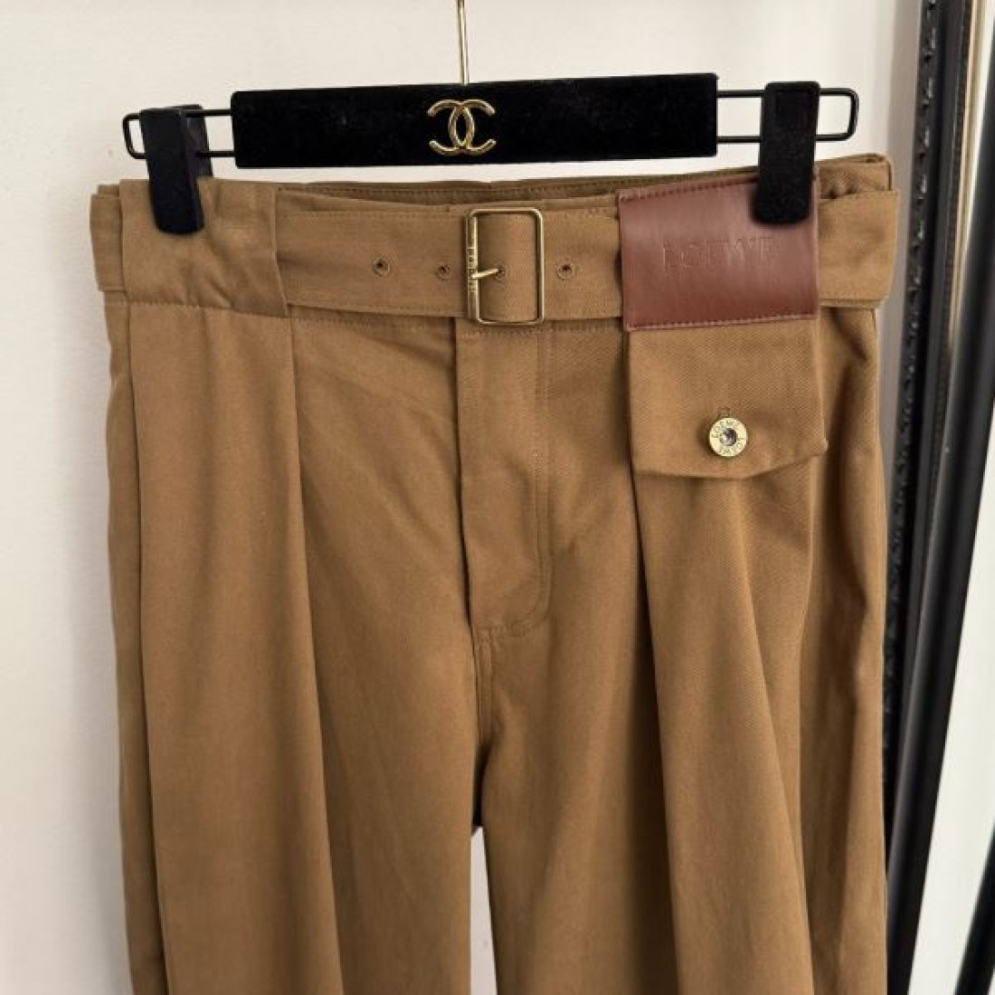 落ち着き ナチュラル 上質 LOEWE ロエベ コピー パンツ 大人向け 洗練 定番