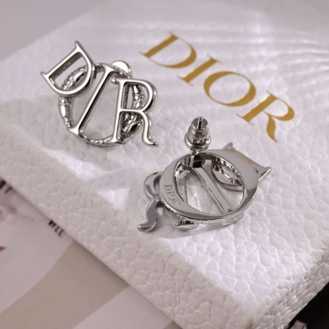  華奢 エレガント DIOR ディオール コピー イヤリング 女性らしい 人気モデル