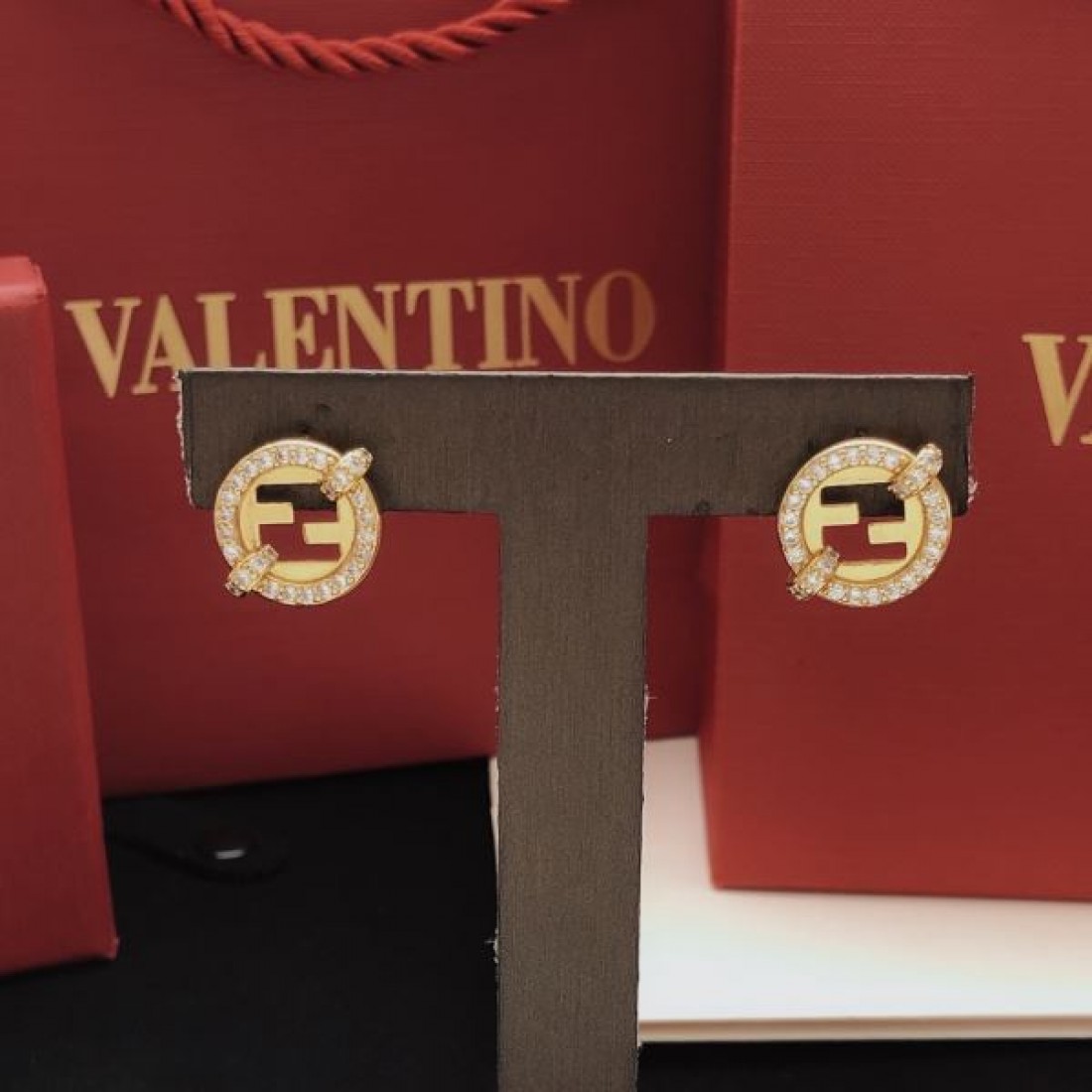 人気 定番 FENDI フェンデイ コピー イヤリング 高級感 おしゃれ