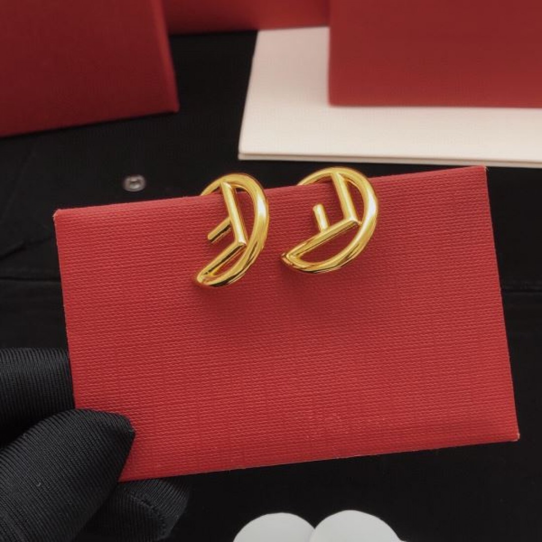 高見え トレンド FENDI フェンデイ コピー イヤリング 華やか 上質