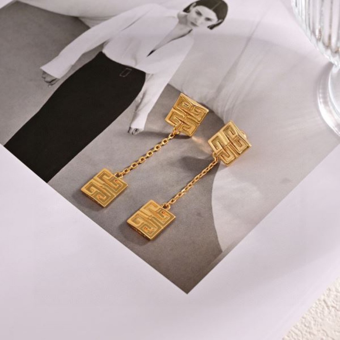 知的印象 シック GIVENCHY ジバンシィ コピー イヤリング 落ち着き 上品仕立て