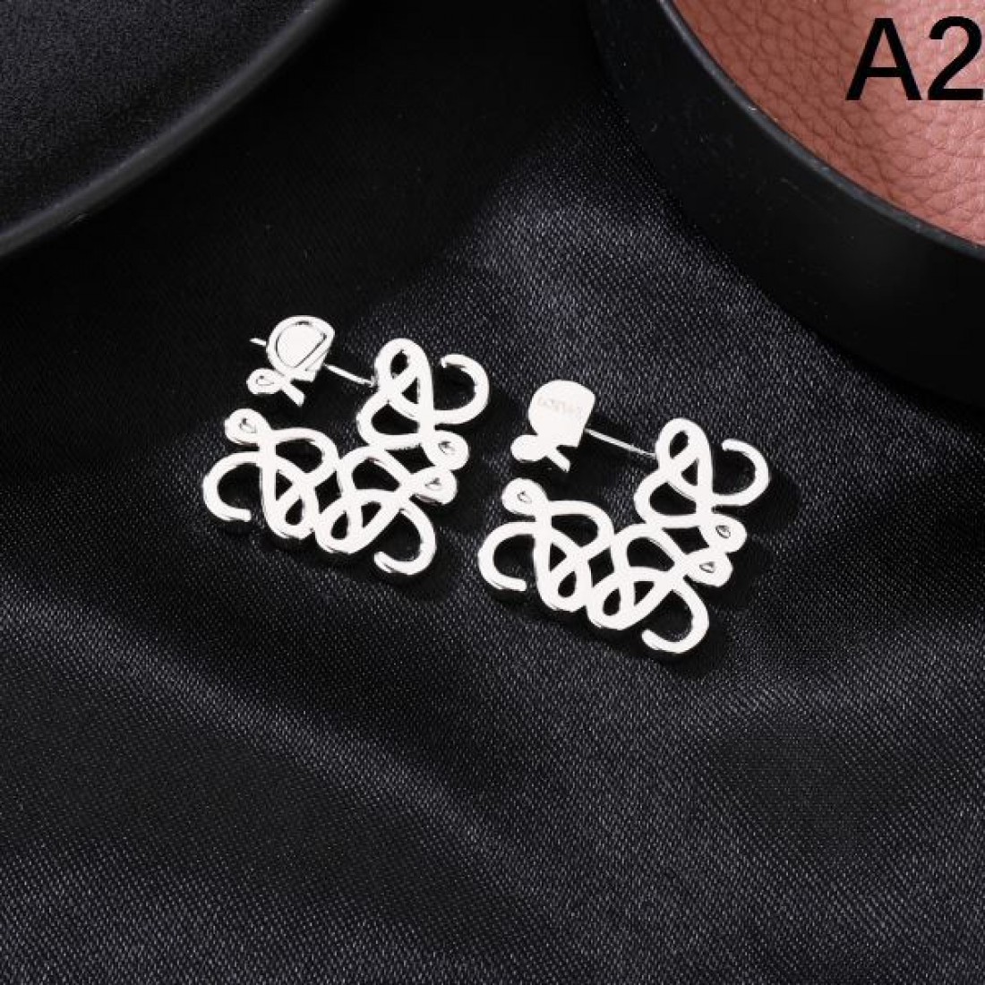  大人向け 軽やか LOEWE ロエベ コピー イヤリング 柔らか印象 品質安定