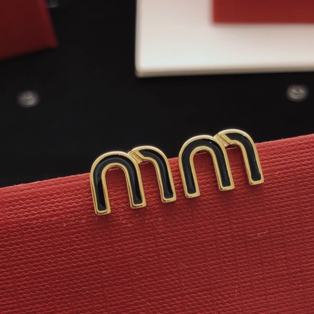 可愛い 小ぶり MIU MIU ミュウミュウ スーパーコピー イヤリング 美品