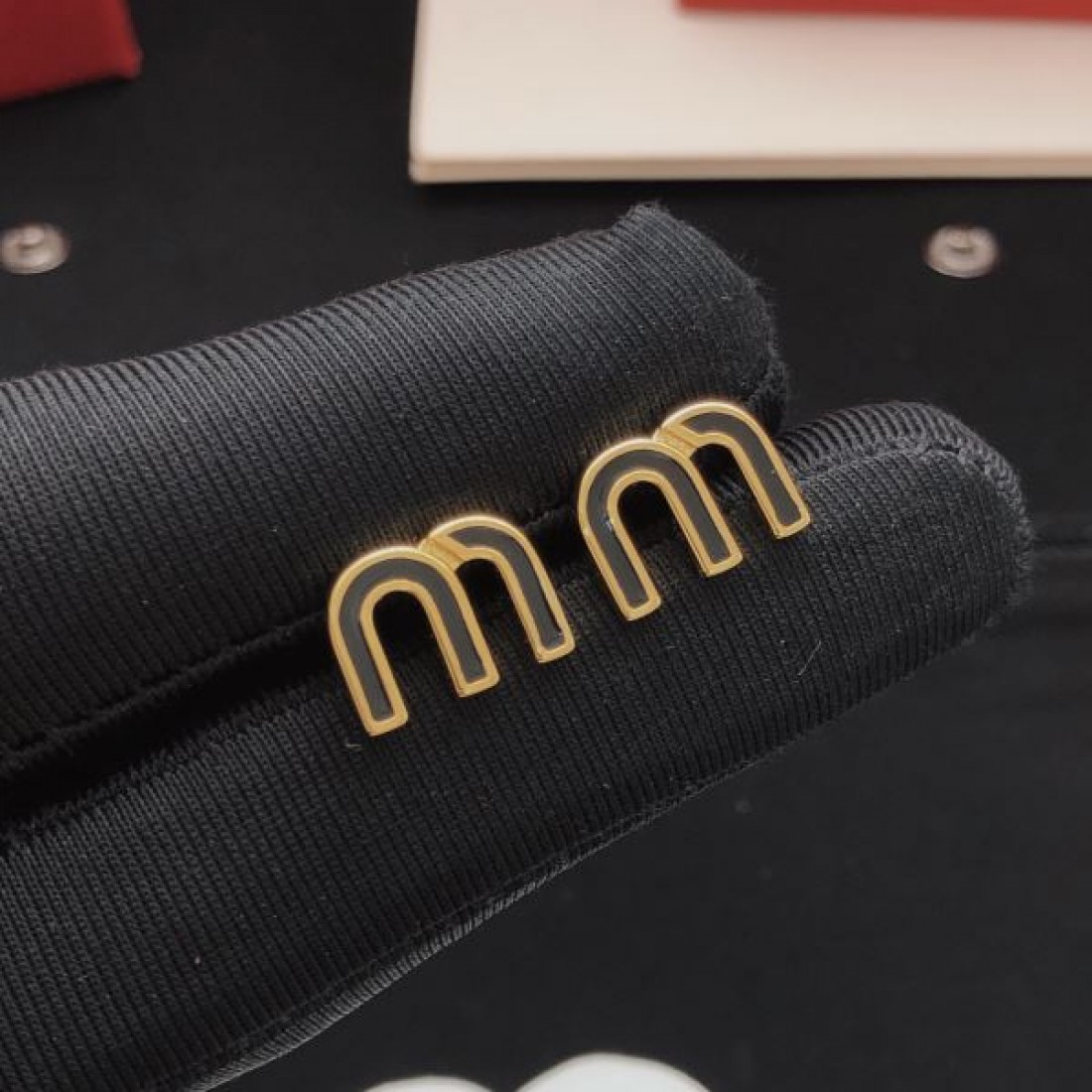 可愛い 小ぶり MIU MIU ミュウミュウ スーパーコピー イヤリング 美品