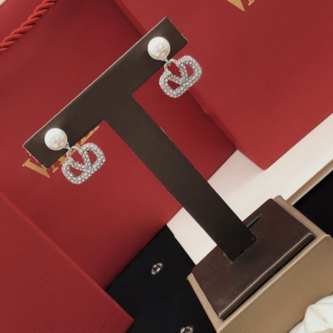 大人可愛い 人気モデル VALENTINO ヴァレンティノ スーパーコピー イヤリング 希少