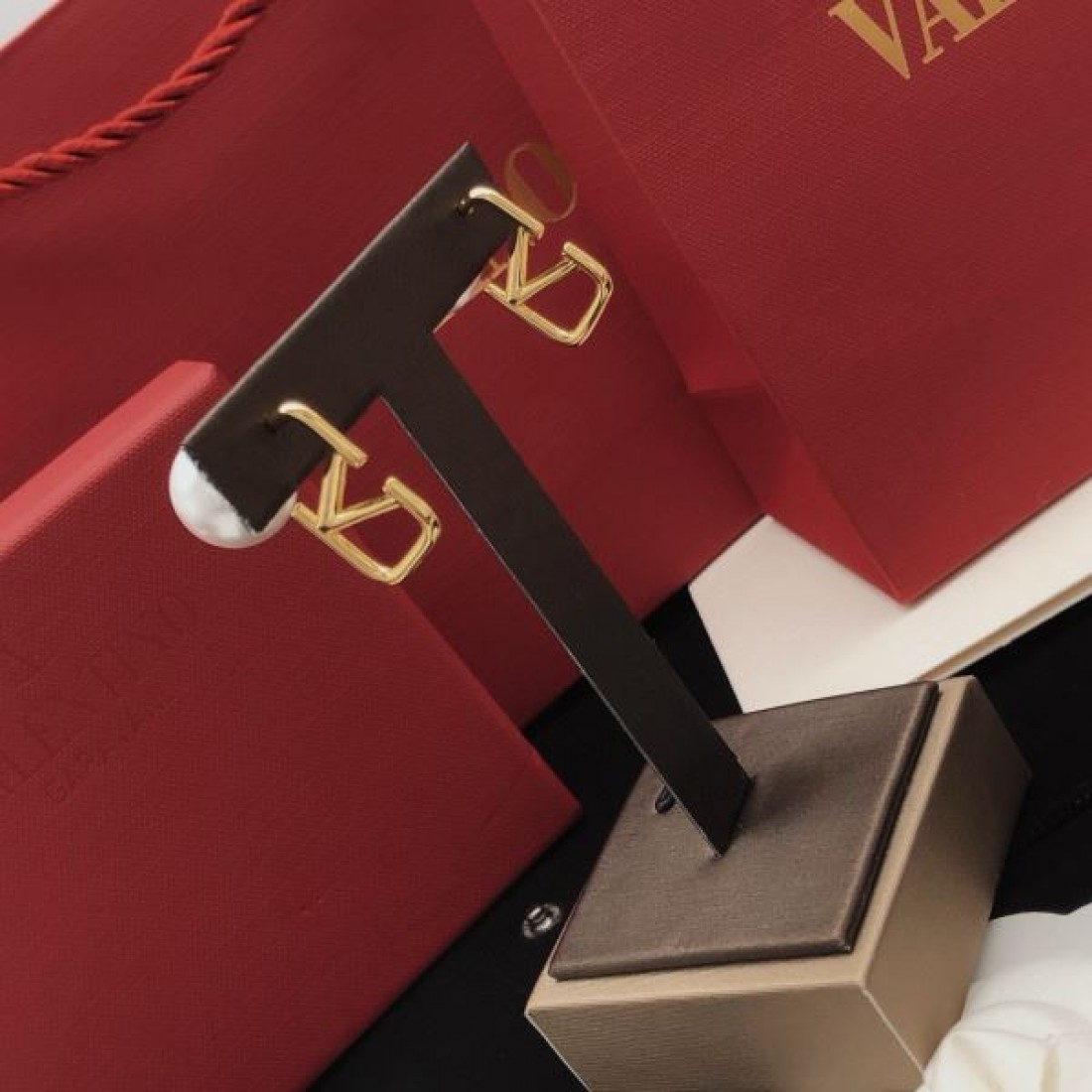 おしゃれ 注目ブランド VALENTINO ヴァレンティノ スーパーコピー イヤリング 早い者勝ち