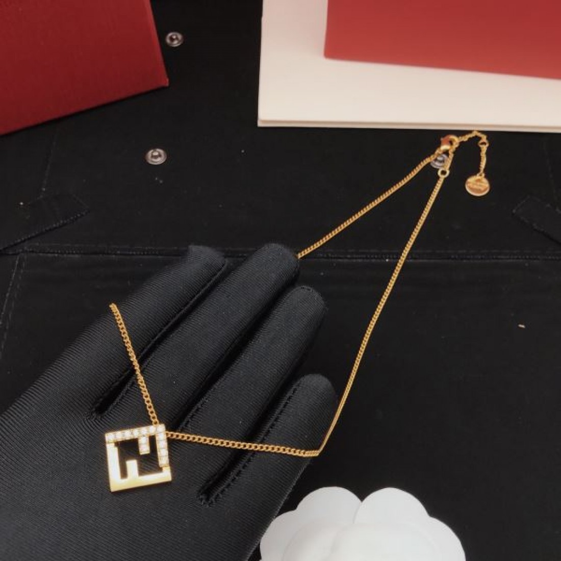 シンプル 洗練 大人向け FENDI フェンディ コピー ネックレス 高見え きれいめ 