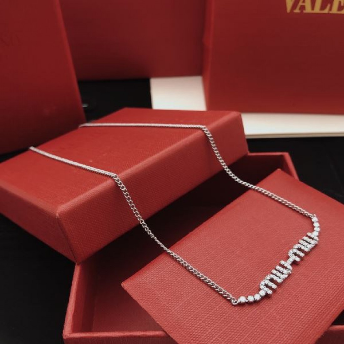 フェミニン きれいめ 上質 MIU MIU ミュウミュウ コピー ネックレス 華奢