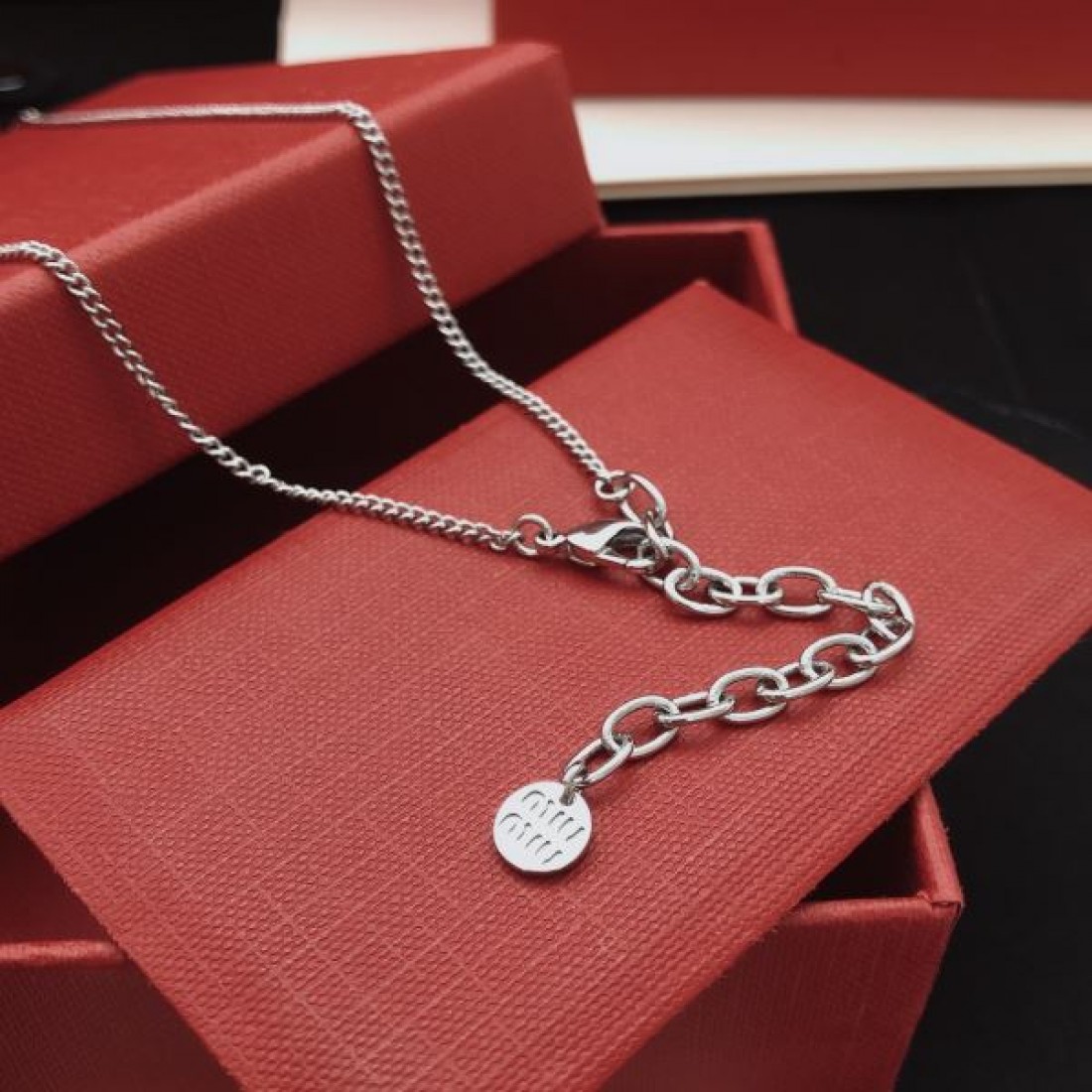 フェミニン きれいめ 上質 MIU MIU ミュウミュウ コピー ネックレス 華奢