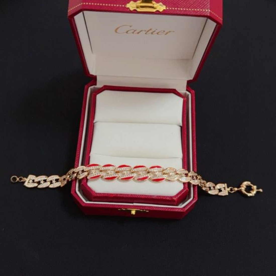 上品 シンプル 高級 CARTIER カルティエ コピー ブレスレット 優雅 洗練 