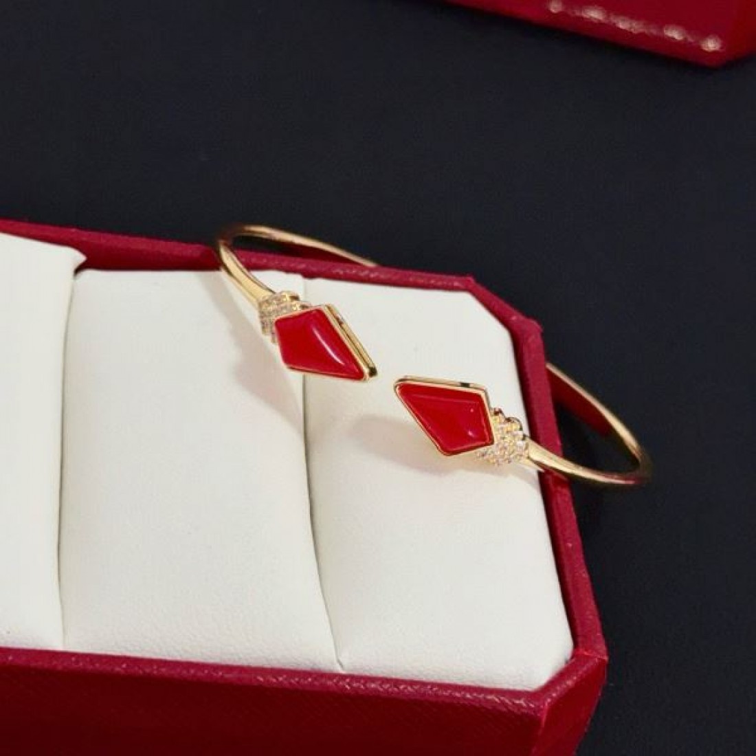 端正 ミニマル 上質 CARTIER カルティエ コピー ブレスレット 大人女子