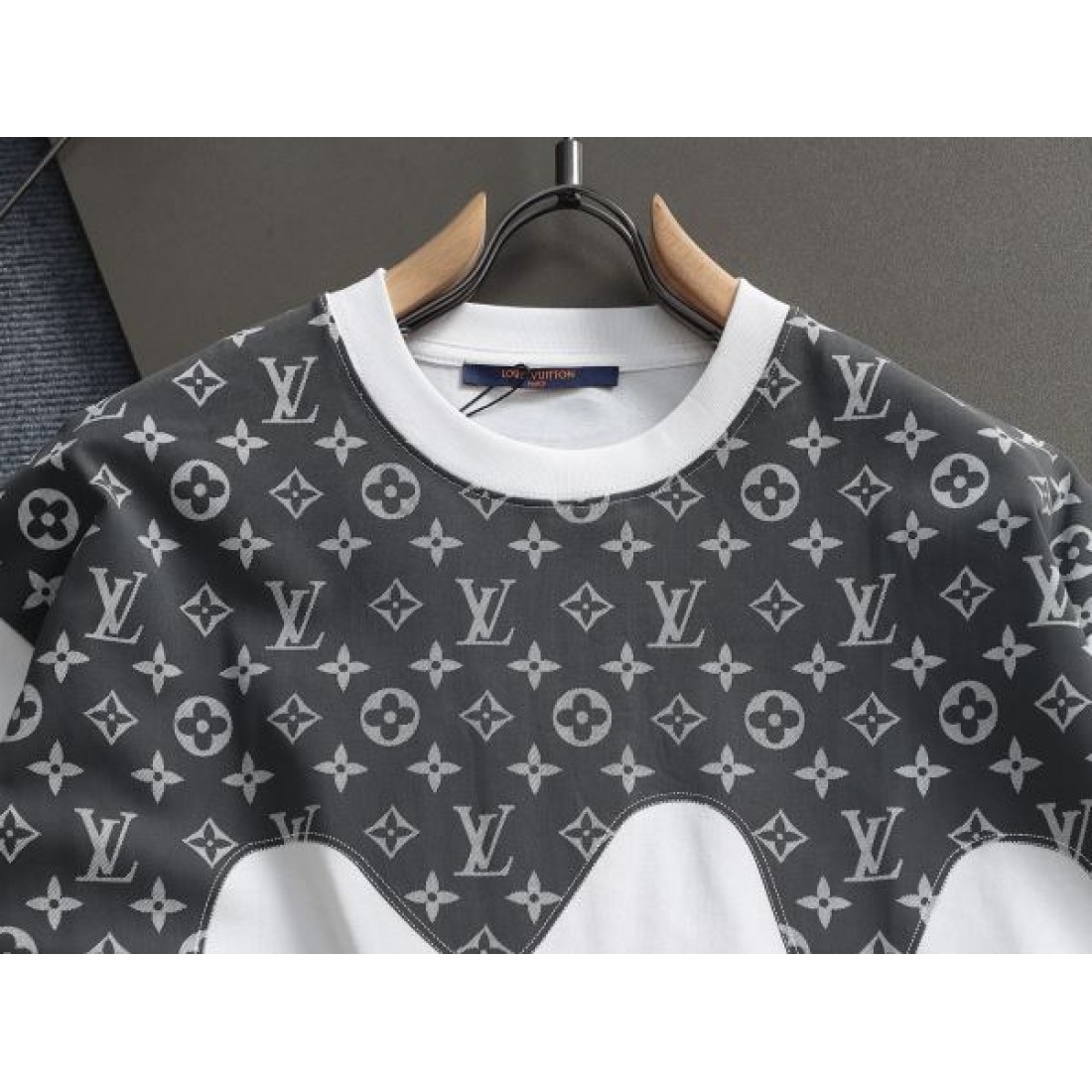 ハイセンス モダン 上品 LOUIS VUITTON ルイヴィトン コピー 半袖Tシャツ 存在感