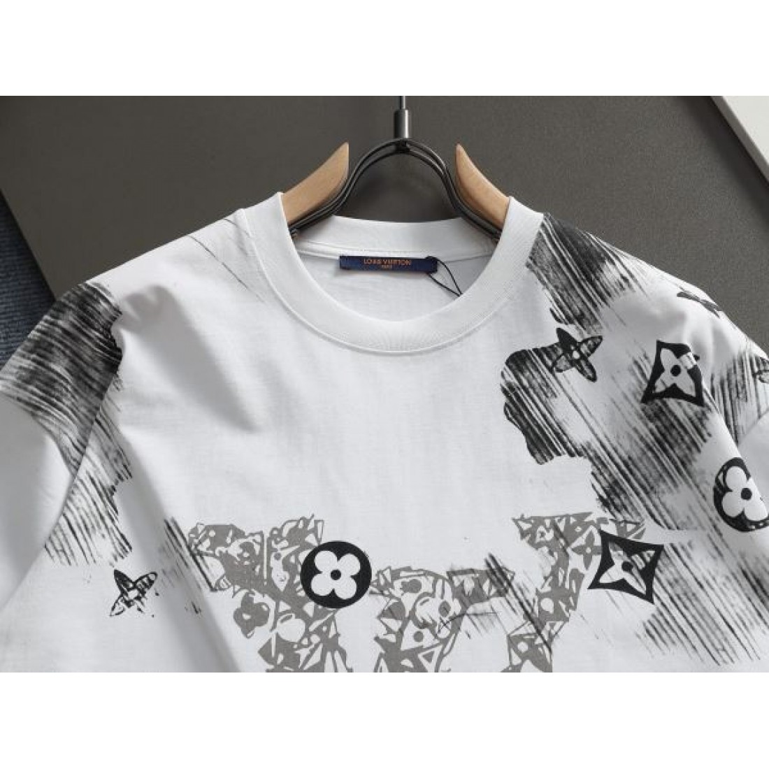 上質 余裕感 LOUIS VUITTON ルイヴィトン コピー 半袖Tシャツ 大人っぽい