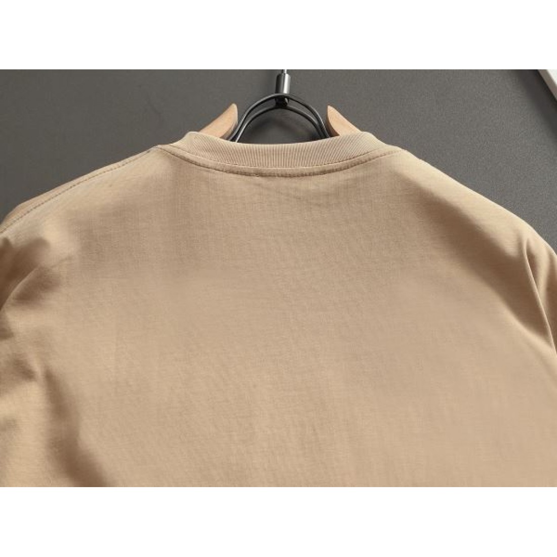 都会的 洗練 PRADA プラダ コピー 半袖Tシャツ 軽やか 高品質