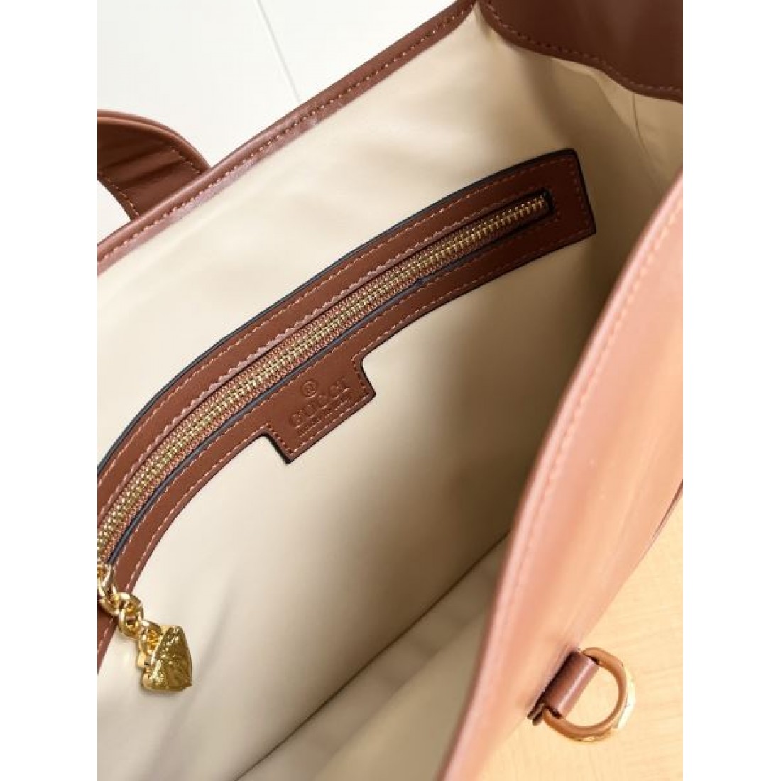 トレンド志向 シャープ印象 グッチ GUCCI コピー トートバッグ 仕上げ丁寧 実用重視