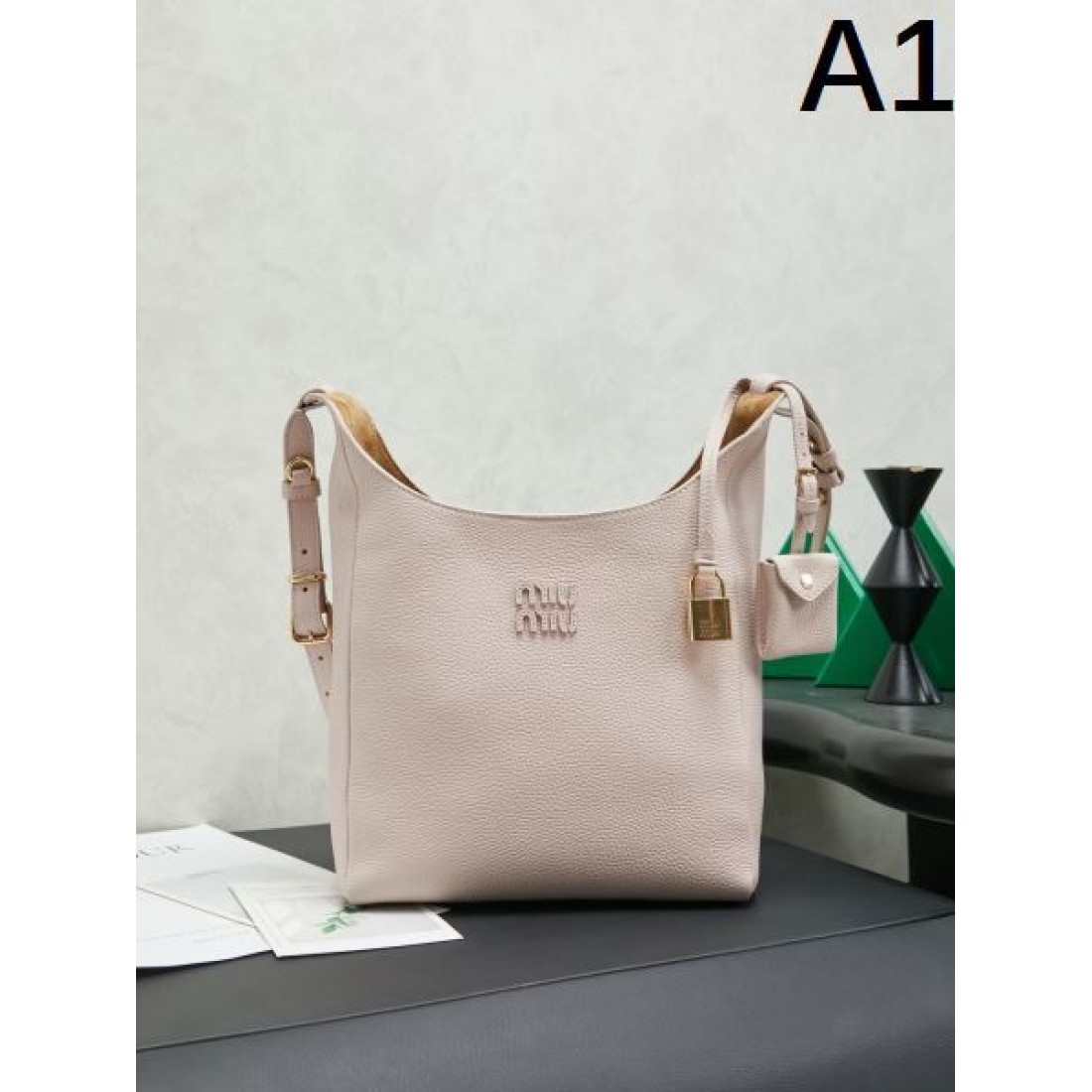 華やか コンパクト ミュウミュウ MIU MIU...