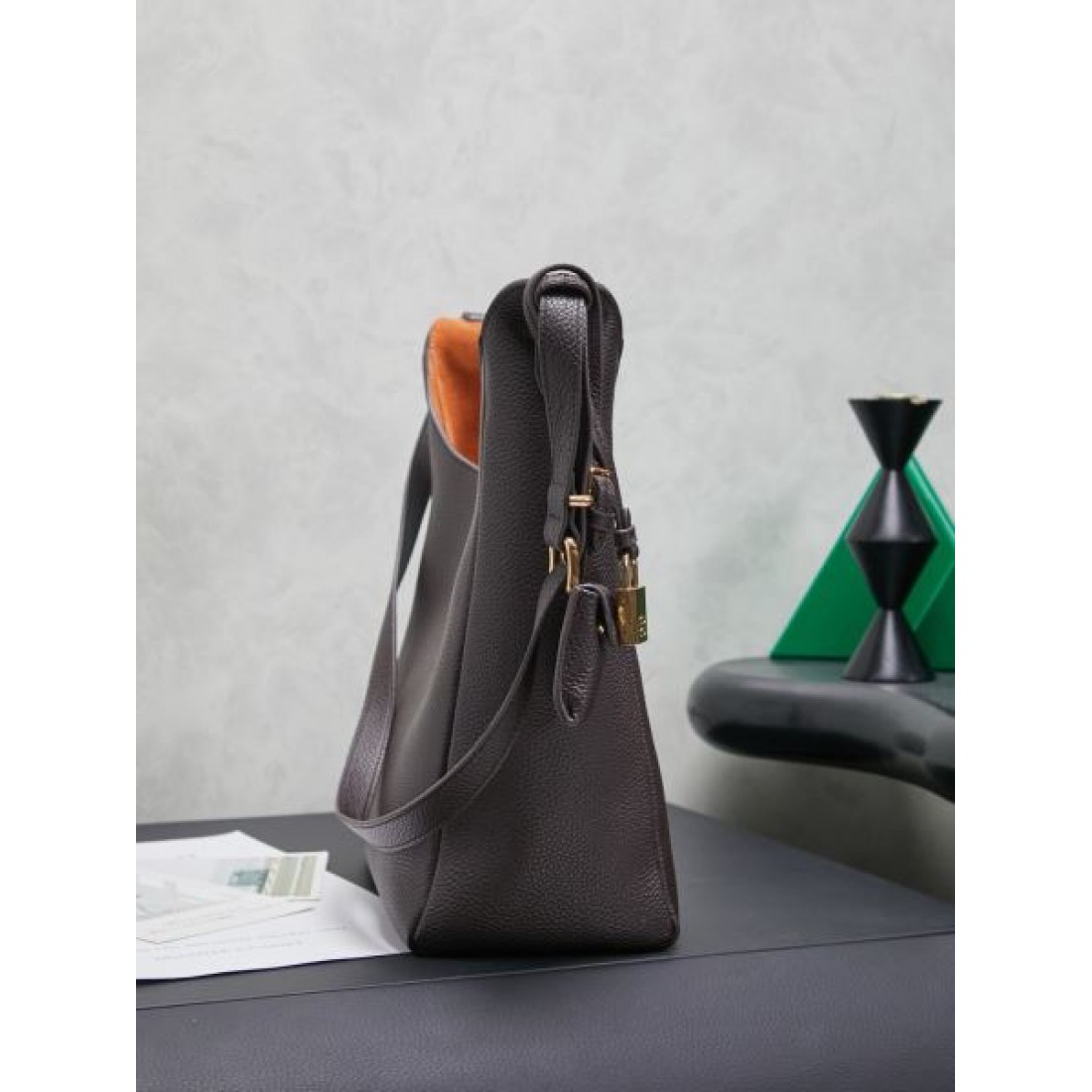 華やか コンパクト ミュウミュウ MIU MIU コピー トートバッグ コーデ映え 実用派