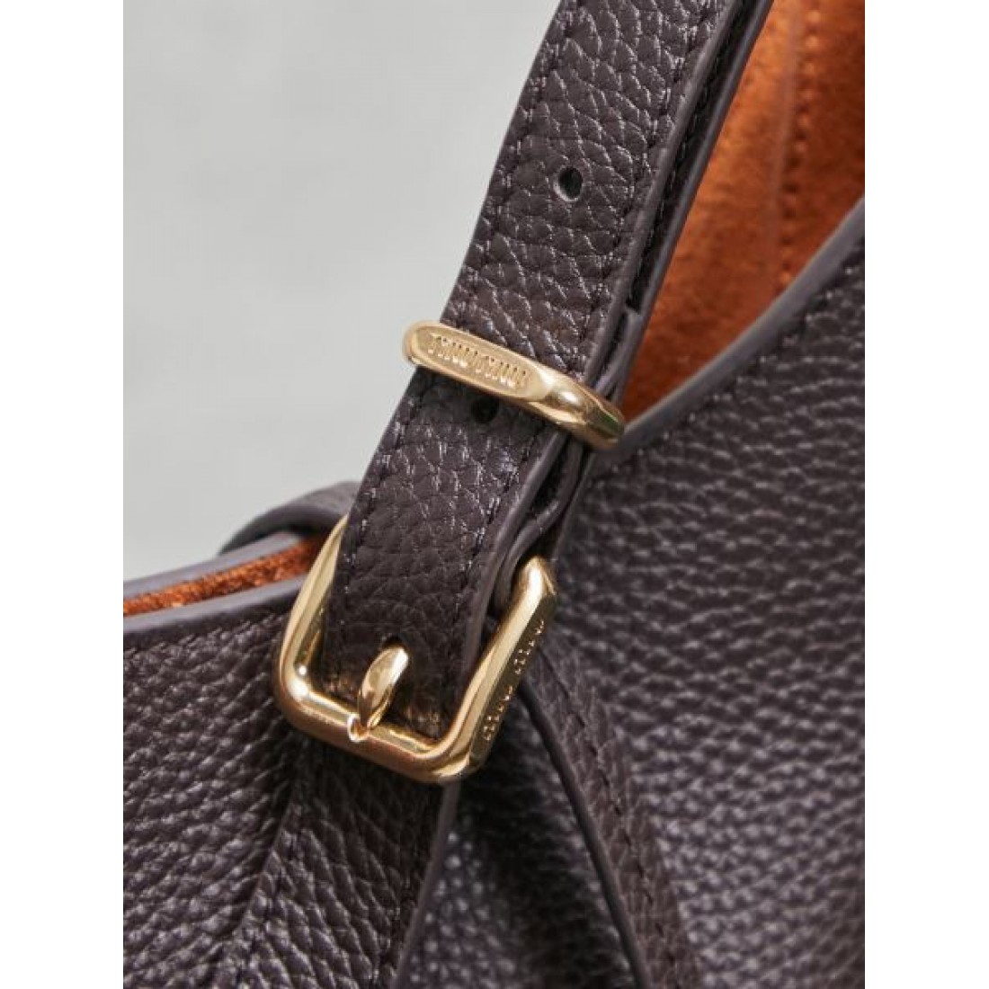 華やか コンパクト ミュウミュウ MIU MIU コピー トートバッグ コーデ映え 実用派