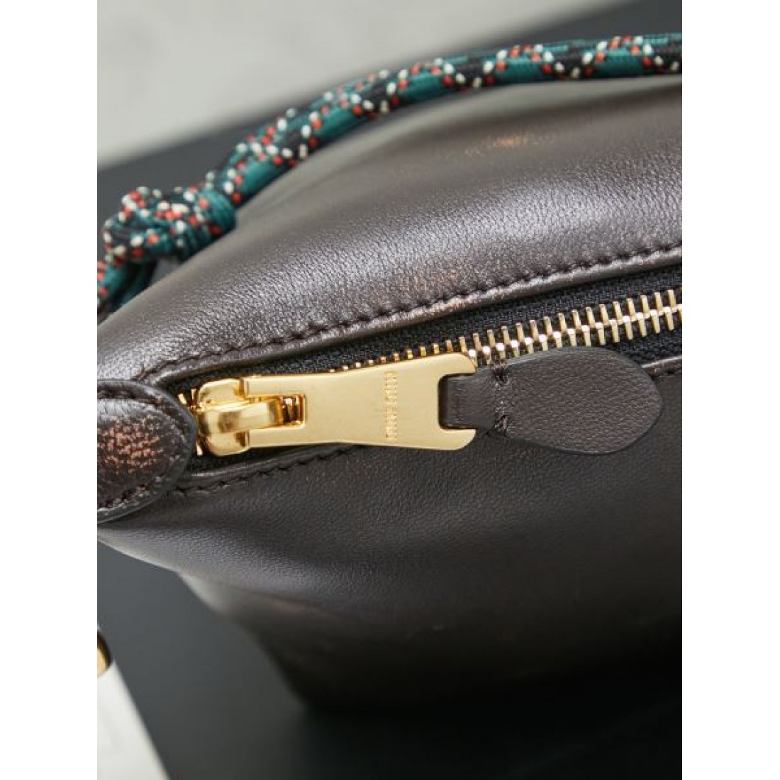 スタイリッシュ 柔らか印象 ミュウミュウ MIU MIU コピー トートバッグ デザイン性