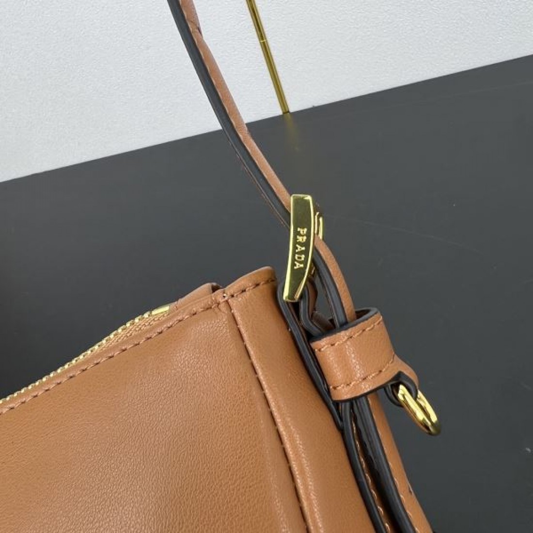 シンプル 知的印象 プラダ PRADA コピー トートバッグ 上品仕立て 長く愛用