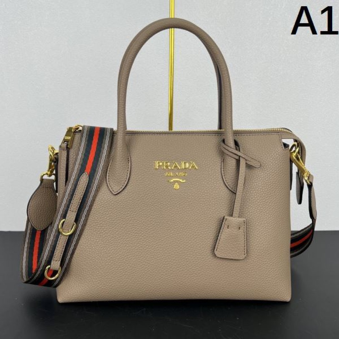 洗練された 都会派 プラダ PRADA コピー ...