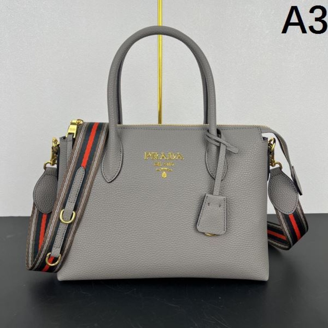 洗練された 都会派 プラダ PRADA コピー トートバッグ 上質素材 高評価